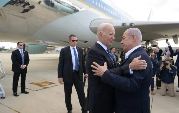 Presidente dos Estados Unidos Biden chega a Israel e diz que explosão em hospital 'parece obra do outro lado'
