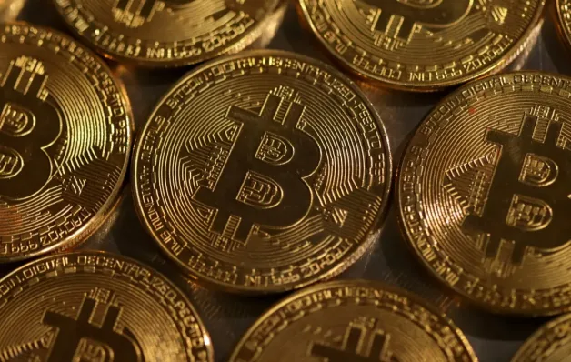 Bitcoin cai a mínima de sete meses e preocupa investidores