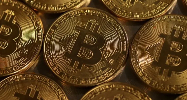 Bitcoin cai a mínima de sete meses e preocupa investidores