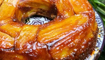 Bolo de Banana com Calda de Caramelo