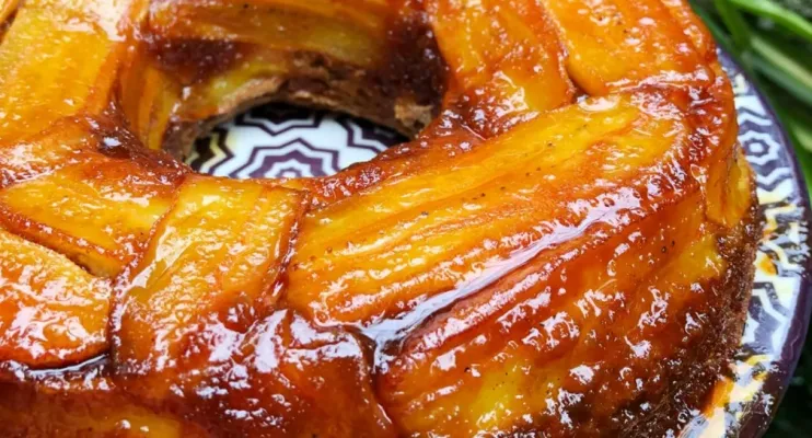 Bolo de Banana com Calda de Caramelo