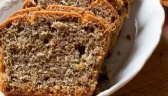 Bolo fit de banana com aveia e uva-passa