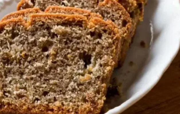 Bolo fit de banana com aveia e uva-passa