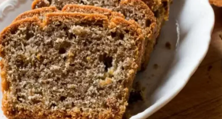 Bolo fit de banana com aveia e uva-passa