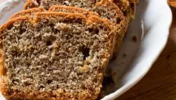 Bolo fit de banana com aveia e uva-passa: receita saudável e deliciosa