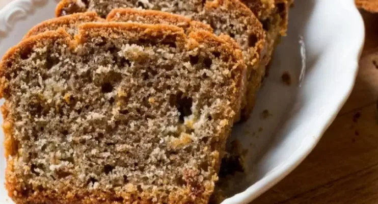Bolo fit de banana com aveia e uva-passa: receita saudável e deliciosa