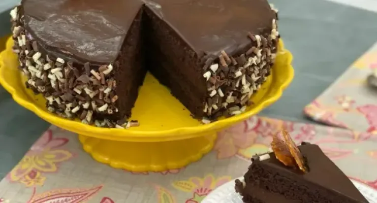 Bolo mousse de chocolate com ganache cremoso: receita fácil e deliciosa