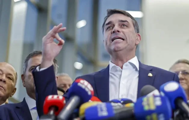 Bolsonaristas abrem fogo amigo e criticam pré-campanha de Flávio