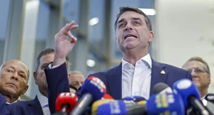 Bolsonaristas abrem fogo amigo e criticam pré-campanha de Flávio