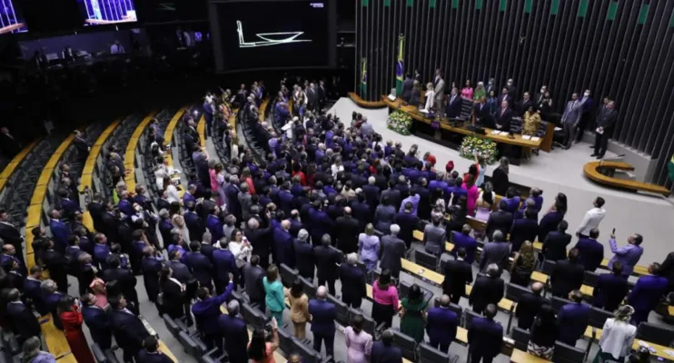 Bolsonaristas atacam ala que votou com governo e racham bancada do PL