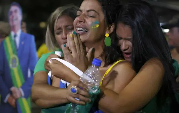 Bolsonaristas em Brasília se ajoelham, rezam e choram com vitória de Lula
