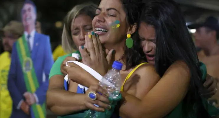 Bolsonaristas em Brasília se ajoelham, rezam e choram com vitória de Lula