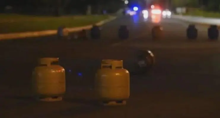 Bolsonaristas espalharam botijões de gás em vias do DF