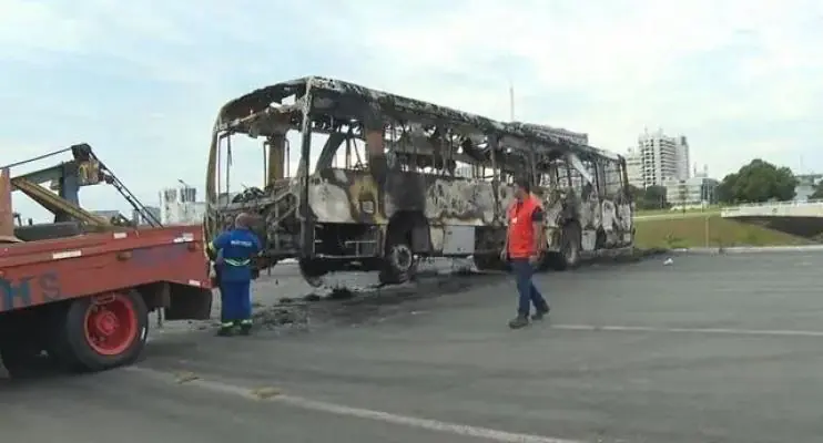Bolsonaristas radicais queimaram 3 carros e 5 ônibus e depredaram delegacia em ato em Brasília