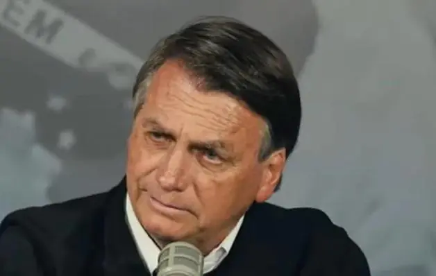 Bolsonaro afirma que vai passar faixa e se recolher caso perca eleição