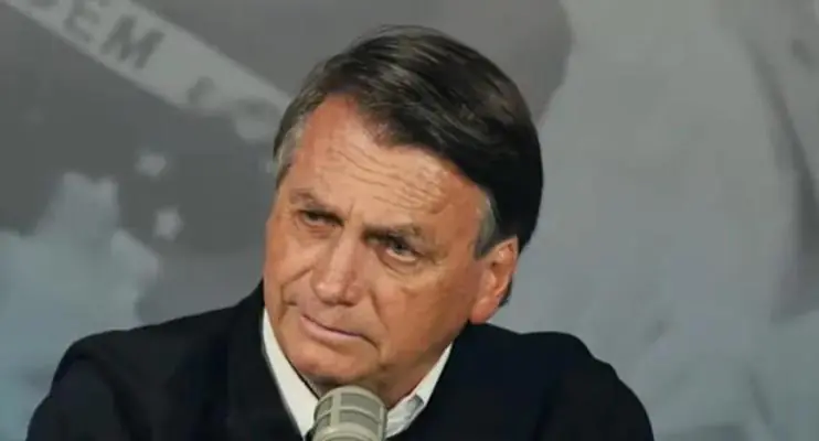 Bolsonaro afirma que vai passar faixa e se recolher caso perca eleição