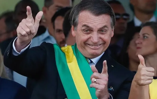 Bolsonaro ainda age como presidente na internet; mesmo inelegível, 