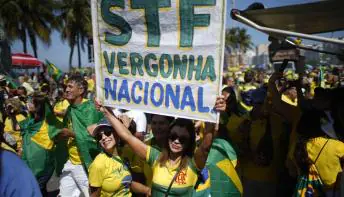 Bolsonaro chega a ato em Brasília que pede destituição de ministros do STF