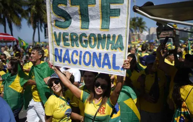 Bolsonaro chega a ato em Brasília que pede destituição de ministros do STF