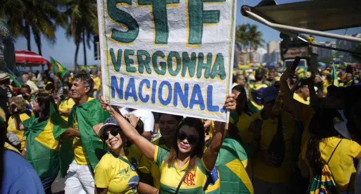 Bolsonaro chega a ato em Brasília que pede destituição de ministros do STF