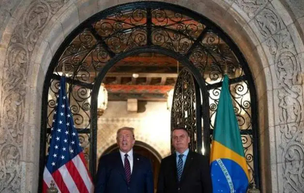 Bolsonaro decide não passar faixa a Lula e viajará para pasasr uma temporada no resort de Trump