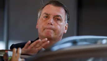 Bolsonaro diz que prisões visam delação e evita se explicar sobre joias nas redes