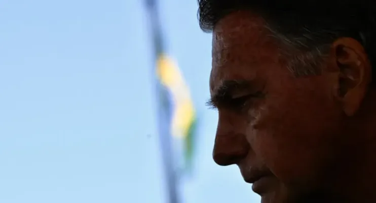 Bolsonaro é condenado por dizer “pintou um clima” e usar imagens de crianças