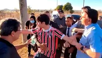 Bolsonaro é provocado durante selfies com apoiadores e se envolve em confusão com youtuber em Brasília 