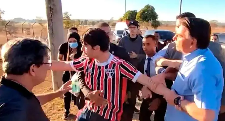 Bolsonaro é provocado durante selfies com apoiadores e se envolve em confusão com youtuber em Brasília 