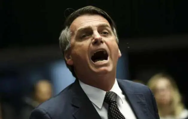 Bolsonaro é reconhecido como o presidente falastrão e brigão, mas é o Brasil é que apanha