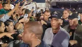 Bolsonaro é vaiado durante passagem no São João de Caruaru