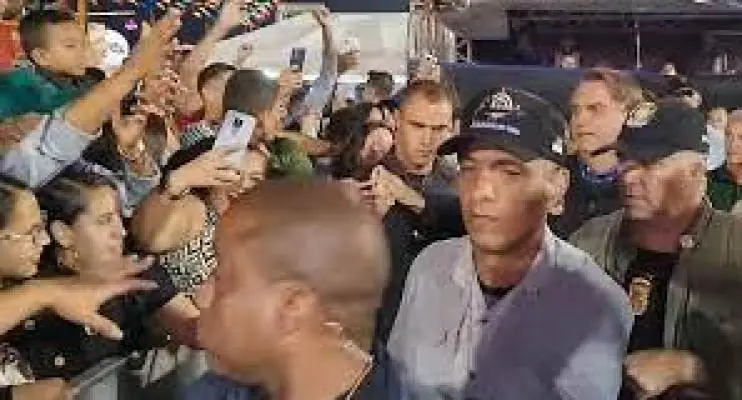 Bolsonaro é vaiado durante passagem no São João de Caruaru
