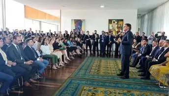 Bolsonaro recebe governadores e deputados reeleitos e pede desculpas