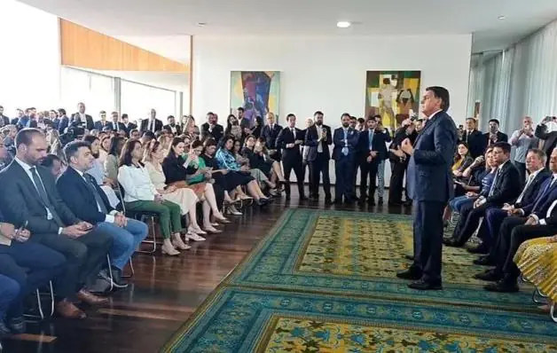 Bolsonaro recebe governadores e deputados reeleitos e pede desculpas