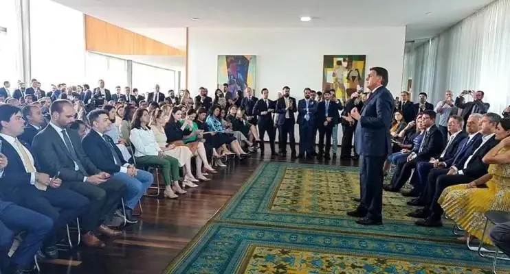 Bolsonaro recebe governadores e deputados reeleitos e pede desculpas