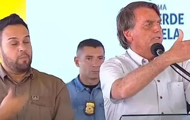 Bolsonaro se irrita com interrupção: 'Vem você discursar'
