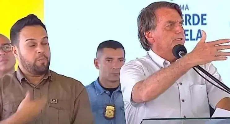 Bolsonaro se irrita com interrupção: 'Vem você discursar'