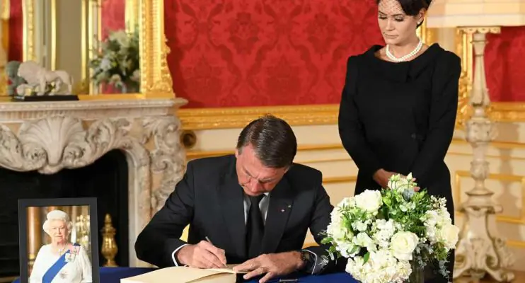 Bolsonaro usa viagem de funeral da rainha para fazer campanha sobre preço de gasolina