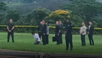 Bolsonaro vai ao encontro de apoiadores no Alvorada e Michelle se ajoelha para orar com grupo