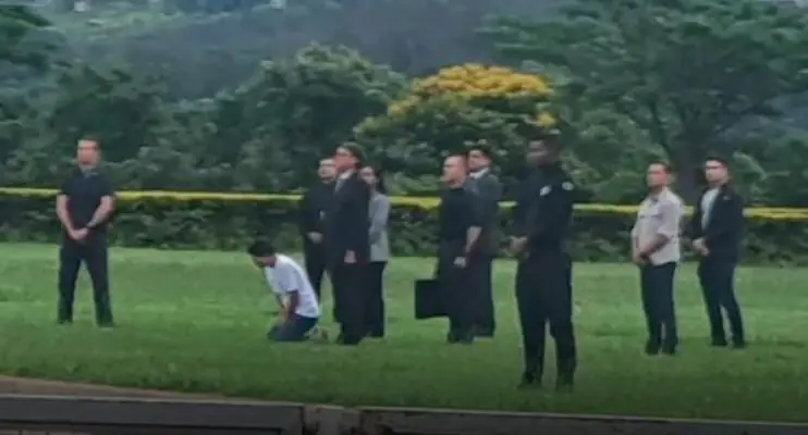 Bolsonaro vai ao encontro de apoiadores no Alvorada e Michelle se ajoelha para orar com grupo