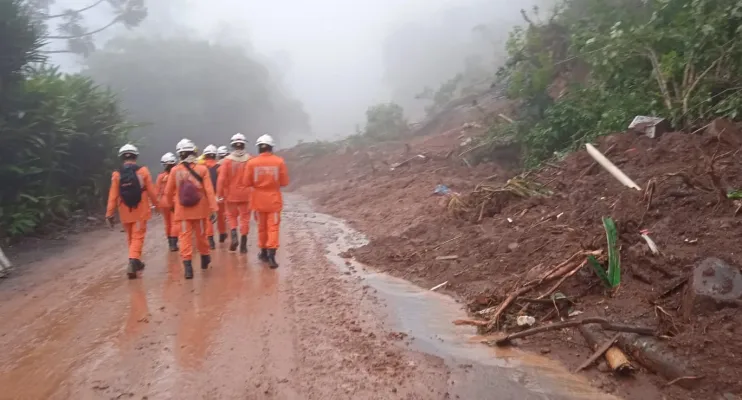 Bombeiros baianos já resgataram mais de 160 vítimas das chuvas em diferentes regiões do Rio Grande do Sul
