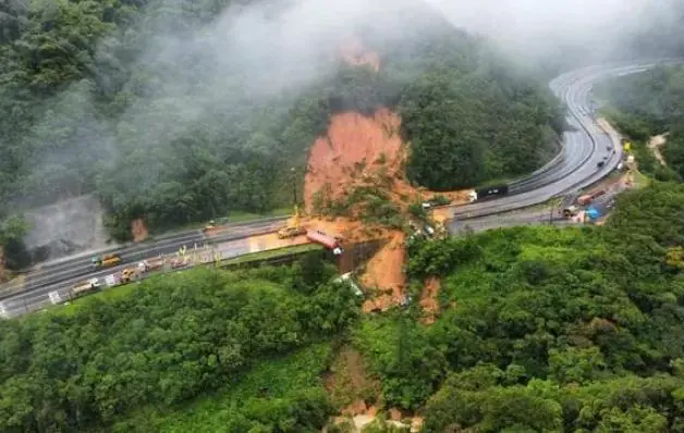 Bombeiros estimam ao menos 30 desaparecidos em deslizamento na BR-376 no Paraná