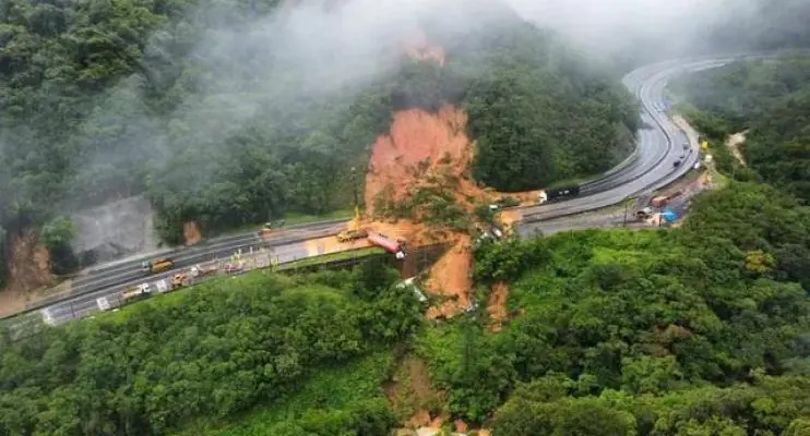 Bombeiros estimam ao menos 30 desaparecidos em deslizamento na BR-376 no Paraná