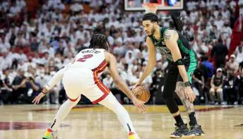 Boston bate Miami na Flórida e fica a uma vitória do título na Conferência Leste