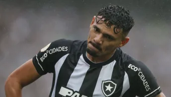 Botafogo suporta pressão, vence na casa do Grêmio e abre 10 pontos na liderança do Brasileiro