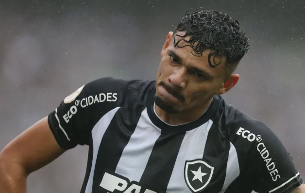 Botafogo suporta pressão, vence na casa do Grêmio e abre 10 pontos na liderança do Brasileiro