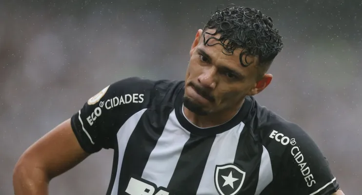 Botafogo suporta pressão, vence na casa do Grêmio e abre 10 pontos na liderança do Brasileiro