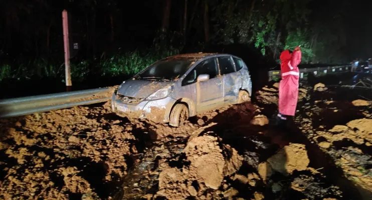 BR 262 é totalmente interditada após deslizamento de terra em Domingos Martins . (PRF)