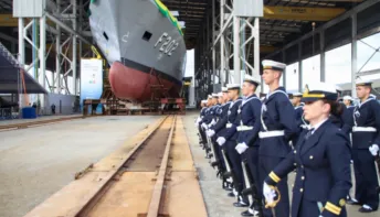 Brasil apresenta novo navio de guerra com a presença de Lula