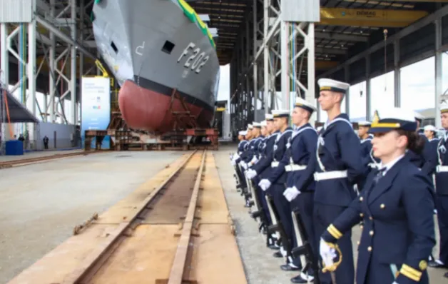 Brasil apresenta novo navio de guerra com a presença de Lula